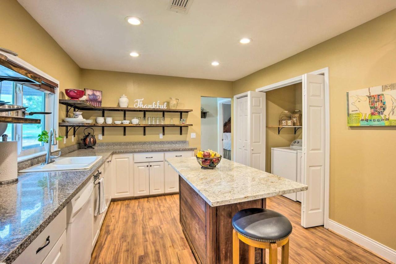 The Gathering Place Brenham Home On 6 Acres Exterior foto